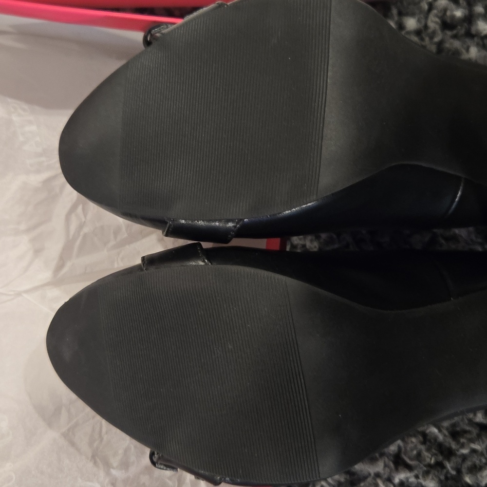 JustFab Black and Gold Heels with Elegant Design - Picture 4 of 10